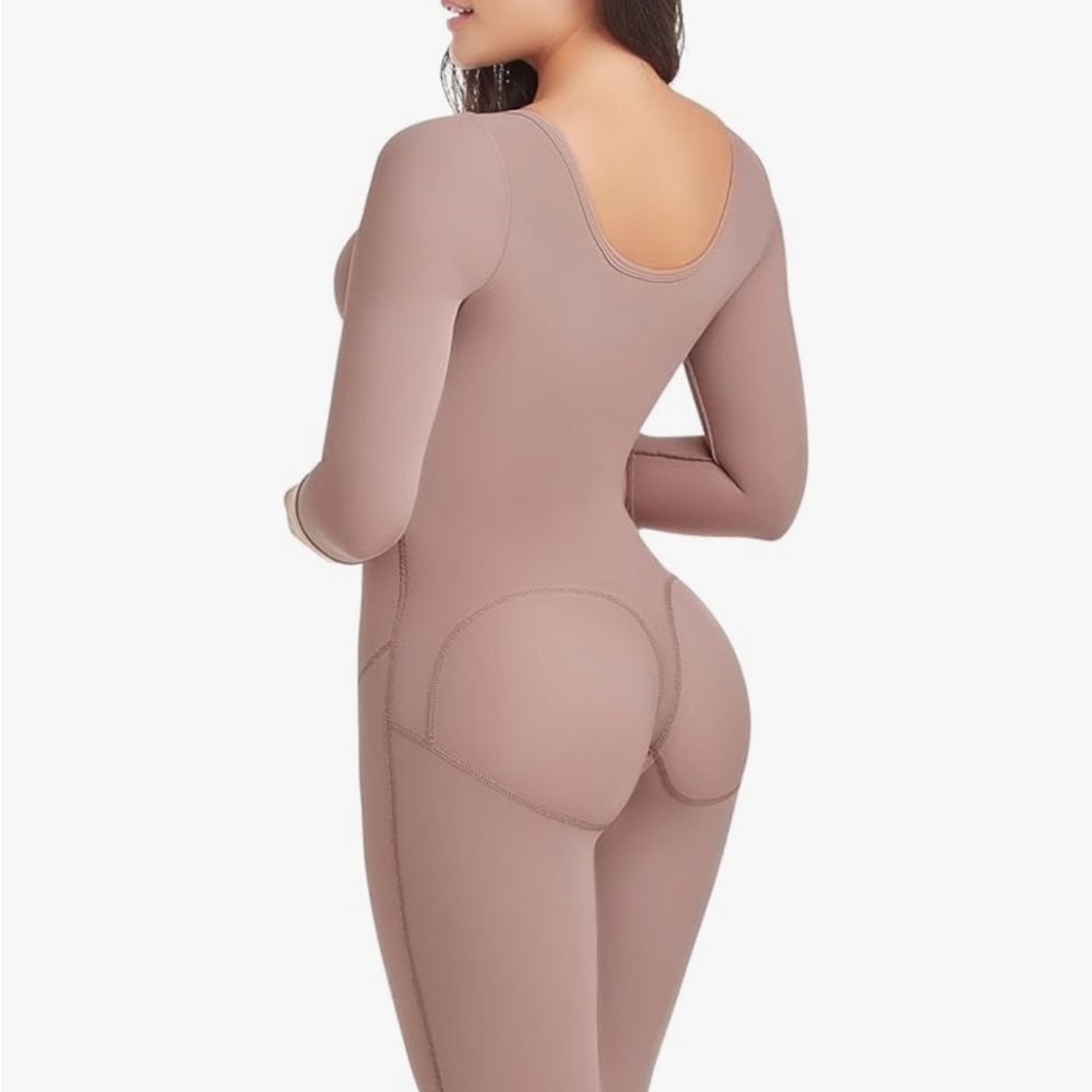 Post-Op BBL High Compression Faja Long Sleeve, Knee Length with built-in bra - Picture 2 of 4
